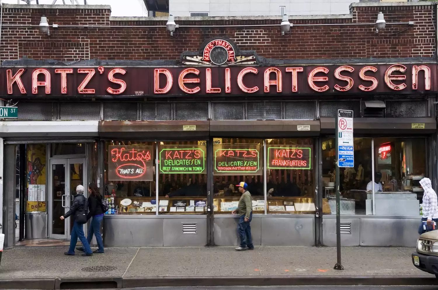 Billy Crystal reminisces at Katz's Deli about the iconic scene from 'When Harry Met Sally' - Tapas