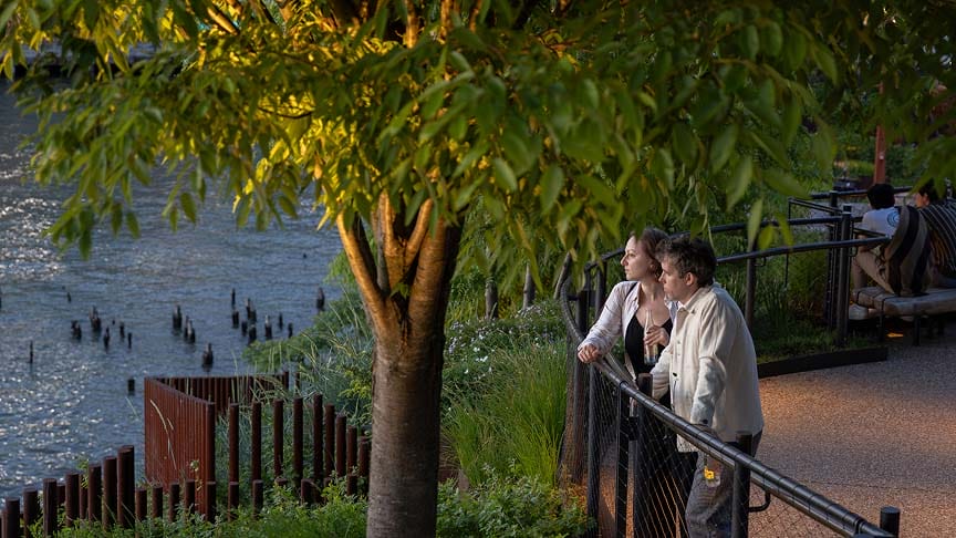 People watching nature by the Hudson River