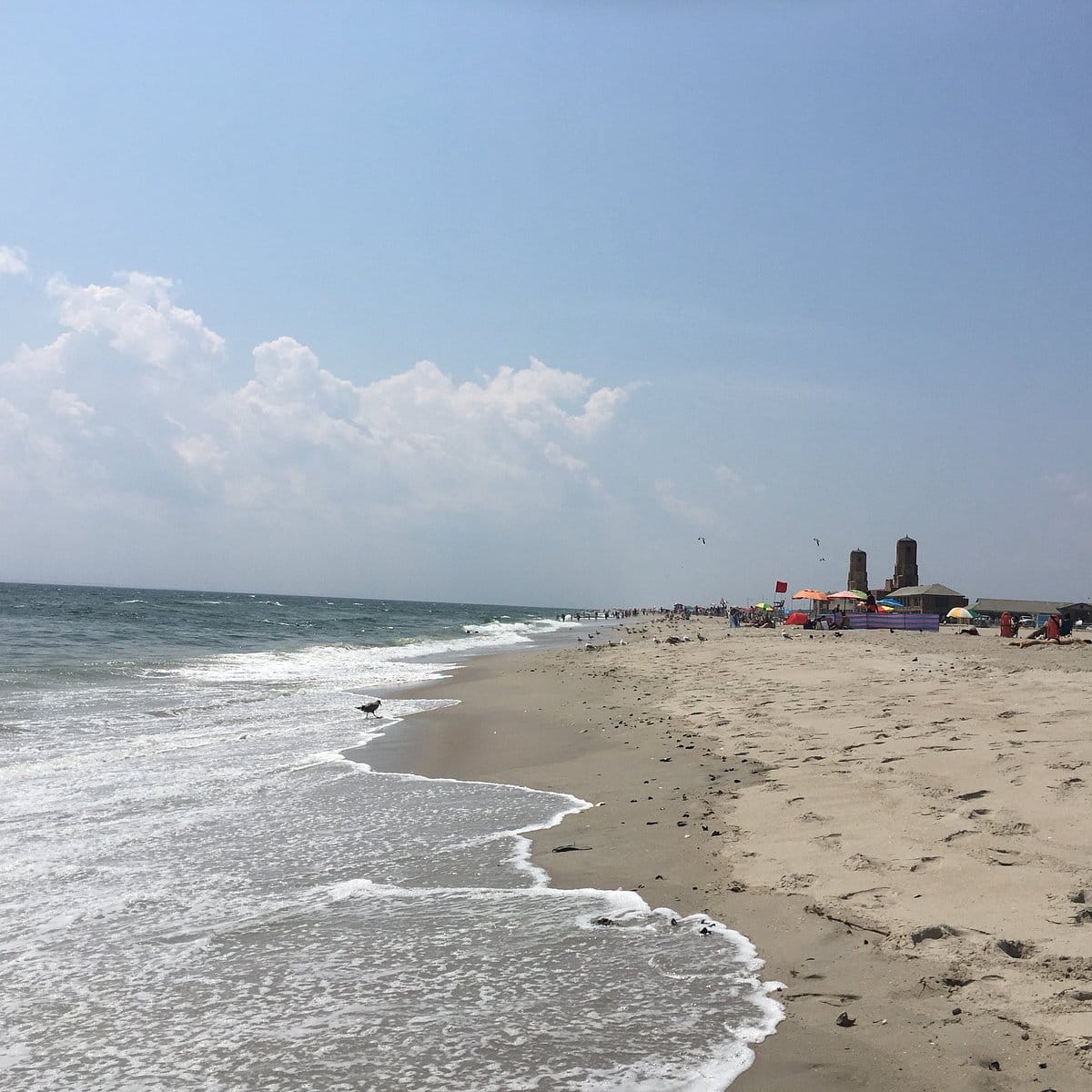 Wide shot of beach of Jacob Riss Park beach