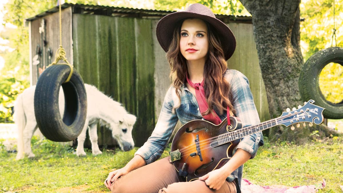 Performer Sierra Hull posing with a guitar