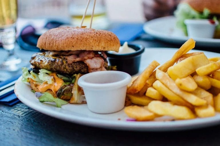 Close-up of a gourmet burger and fries at a New York City restaurant, part of NYC Restaurant Week 2025. Photo by Robin Stickel via Pexels.